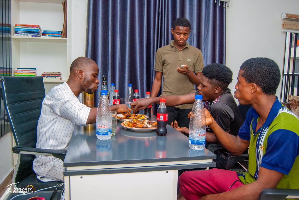 hamrexistalking's tweet photo. It gladdens my heart when young people who are supposed to be squandering, lavishing and living extra vagrant life come to the office. To take advantage of the smart and profitable cash flow real estate investment opportunities we are offering at hamrex properties #hamrex https://t.co/RYpjNqsDa5