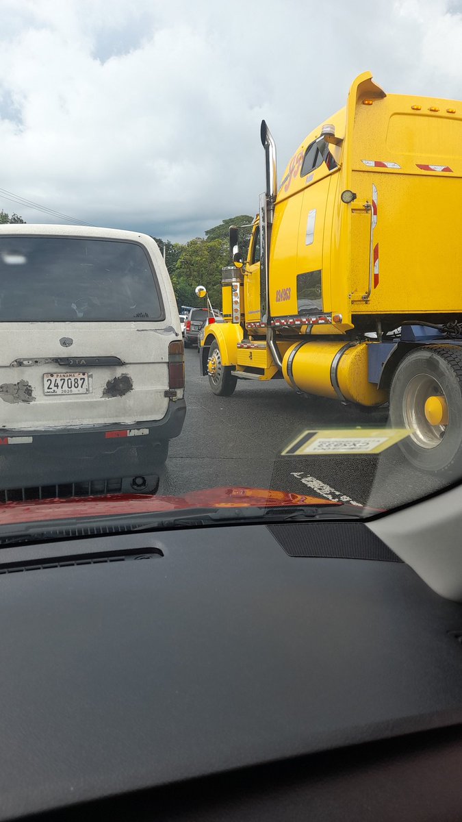 Mayrcast's tweet photo. Tráfico paralizado en la loma del Rod Carew, en dirección a Panamá Oeste. @tvnnoticias @tvntrafico https://t.co/f59tFqO2Mf
