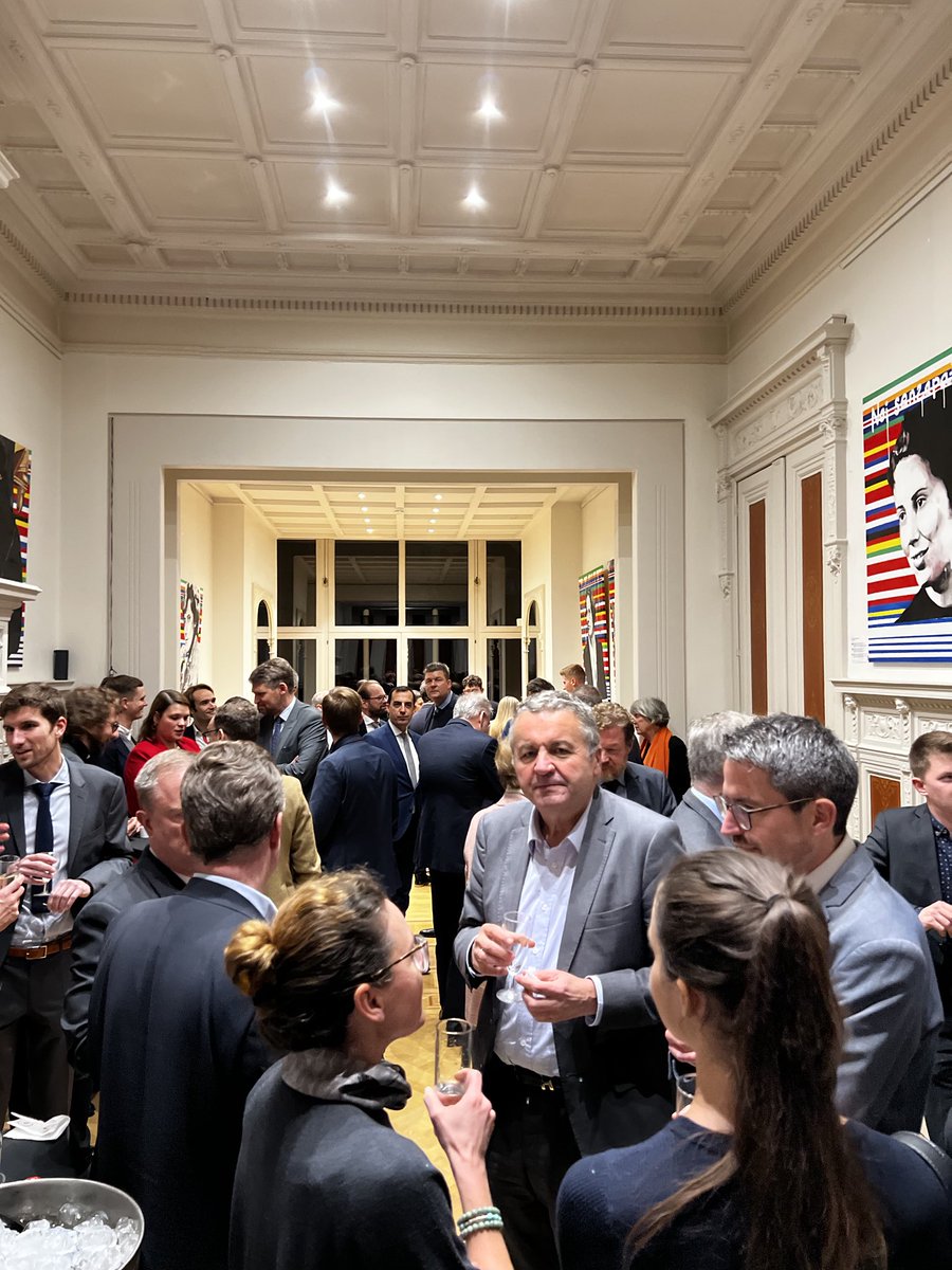 ADressel's tweet photo. Nach einem Besuch der @EU_Commission hat unser #HanseOffice zum Hamburger Abend eingeladen, viele Freunde unserer Stadt sind gekommen. Ab Jahresende wird d. #HanseOffice im Auftrag unseres @FHH_FB Landesbetriebs LIG bis Ende 2023 saniert. Re-Opening Anfang 2024😉! https://t.co/nWxlem1uQV