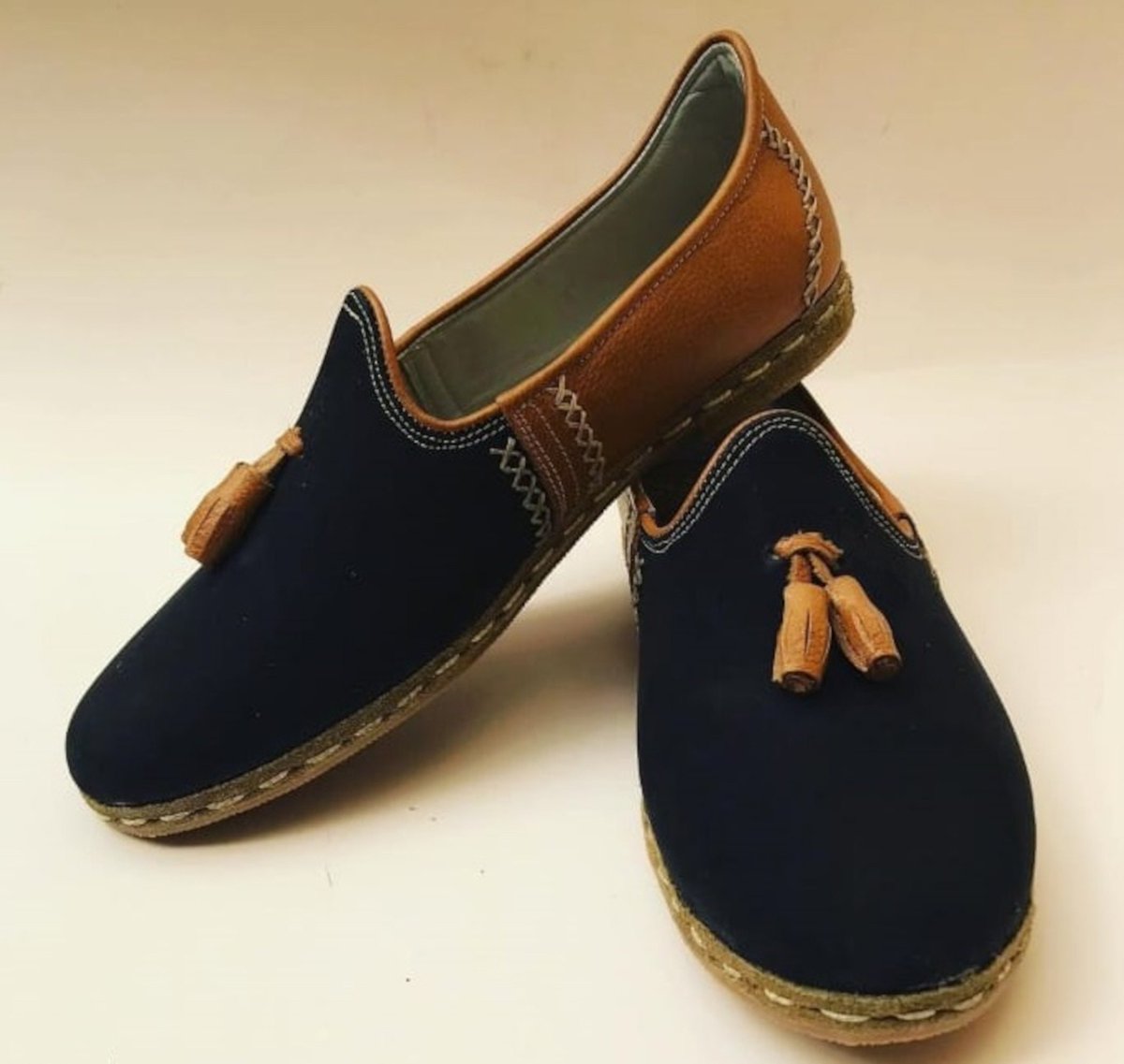 personaltextile's tweet photo. Really love this, from the Etsy shop culturaldesigngifts. https://t.co/vTrYxaHOUt #etsy #colorfulshoes #yemenishoes #flatweddingshoes #leatherwomenshoes #shoesforwedding #menshoes #customshoesman #giftforhim #valentinesdaygift https://t.co/fM3QWVikG5