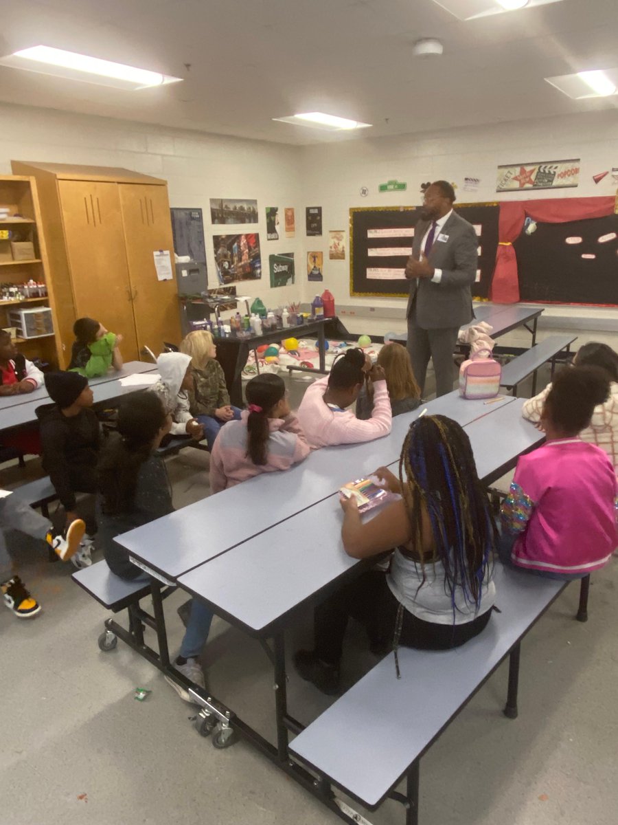 GSCSDistrict1's tweet photo. Went to visit my bosses at #DaBrook today @beaverbrookgscs! Good to see so many smiling faces, teachers teaching, staff supporting and scholars learning. Shout out to Ms. Fowlerβs 4th grade Theatre π class on critiquing the Newsies Production. #PACE #DaBrook #BB4L https://t.co/Oa7awMiQnG