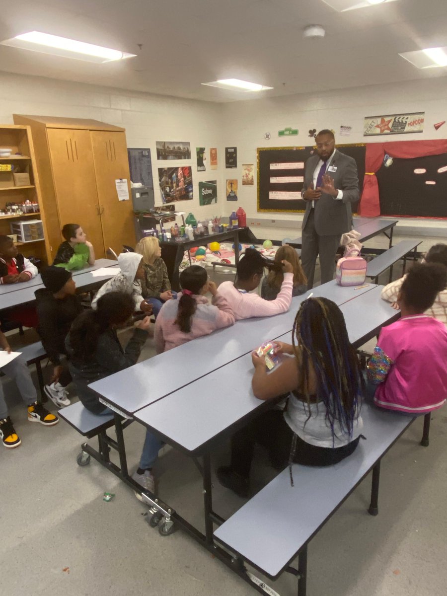 GSCSDistrict1's tweet photo. Went to visit my bosses at #DaBrook today @beaverbrookgscs! Good to see so many smiling faces, teachers teaching, staff supporting and scholars learning. Shout out to Ms. Fowlerβs 4th grade Theatre π class on critiquing the Newsies Production. #PACE #DaBrook #BB4L https://t.co/Oa7awMiQnG