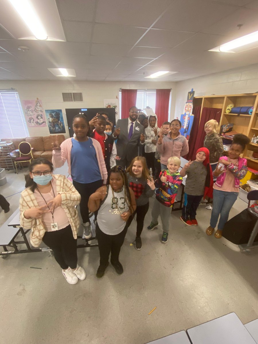 GSCSDistrict1's tweet photo. Went to visit my bosses at #DaBrook today @beaverbrookgscs! Good to see so many smiling faces, teachers teaching, staff supporting and scholars learning. Shout out to Ms. Fowlerβs 4th grade Theatre π class on critiquing the Newsies Production. #PACE #DaBrook #BB4L https://t.co/Oa7awMiQnG