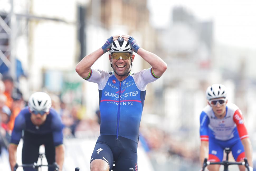 ColPhilip1's tweet photo. So, what you think #cycletwitter, Mark Cavendish perhaps signing with B&B Hotels-KTM which May or May-NOT get a Sponsor to Race?
Talks are in final stages, but according to Team Manager Jérôme Pineau they have yet to secure a Sponsor and all could fall apart
#cycling #velo https://t.co/oFuWqE8vt3