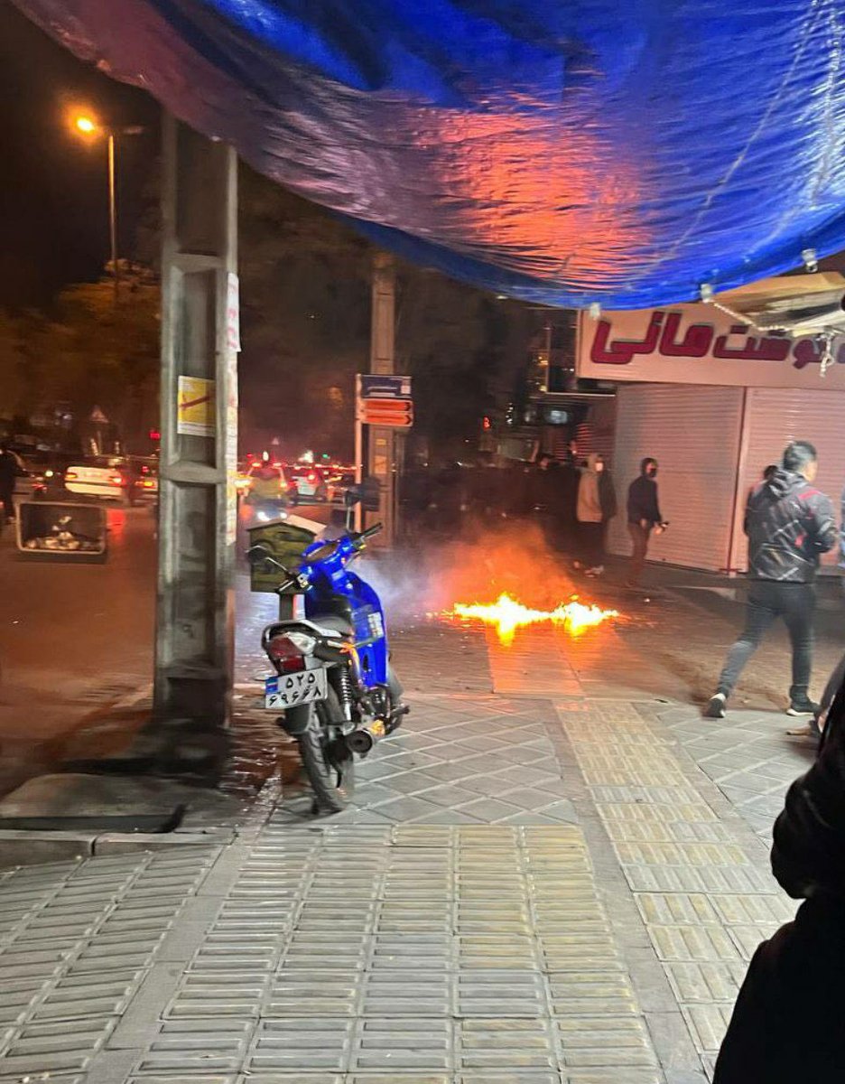 SaberiFred's tweet photo. 🔴 قزوین خیابان دانشگاه

چهارشنبه ۲۵ آبان ۱۴۰۱

#ایران #مهسا_امینی #انقلاب_ایران https://t.co/FvmRabc9Y6