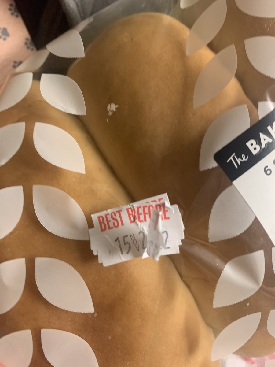 LydiaGreaves7's tweet photo. Went to asda this evening to buy some stuff for dinner, grabbed some hotdog rolls and checked the date seeing they went off tomorrow the 17/11/22 and got them, then come home to realise they had been restickered and actually expired on the 15/11/22 https://t.co/D7zJYReicQ
