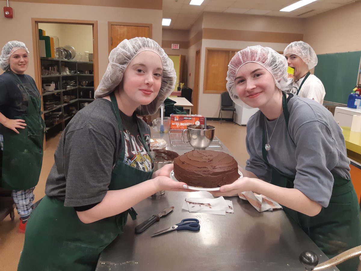 Simonds_HS's tweet image. Shelby and Kaila have been perfecting their baking skills. Look out #SaintAwesome here they come! 😋 🎂 #CulTech #Seabee