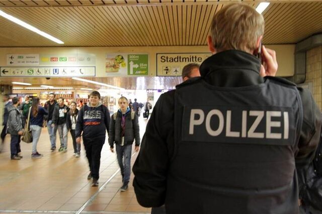 Watchman78's tweet photo. Einen Tag bevor die Waffenverbotszone gilt: Männer mit gefährlichen Waffen im Hauptbahnhof https://t.co/TUNp2AAY2D https://t.co/kuXykgGMYm