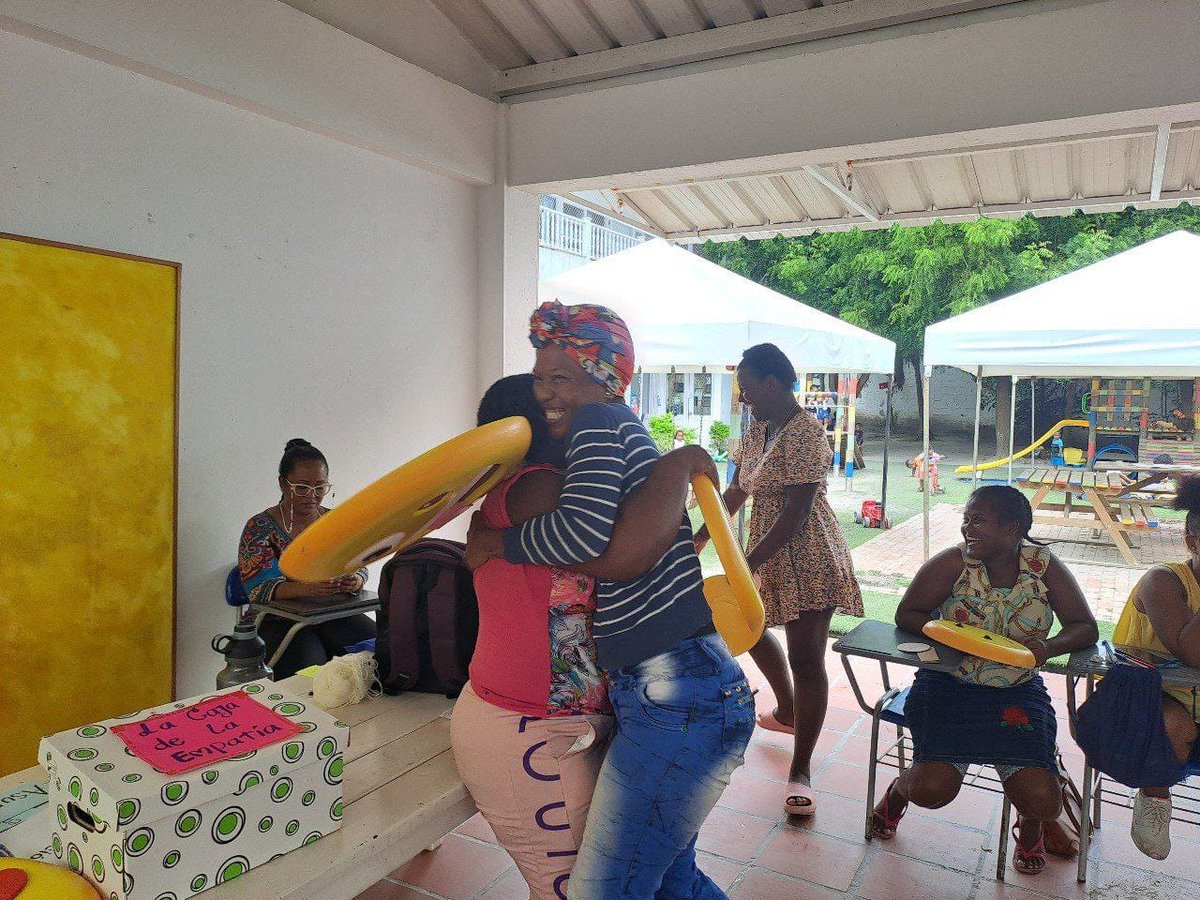 FunSerenadelMar's tweet image. Desde nuestro componente psicosocial, acompañamos a las mujeres de las comunidades aledañas que hacen parte del programa #ConstruimosALaPar con talleres de desarrollo en el ser como manejo de las emociones, resolución de conflictos, creación de hojas de vida.

#Cartagena