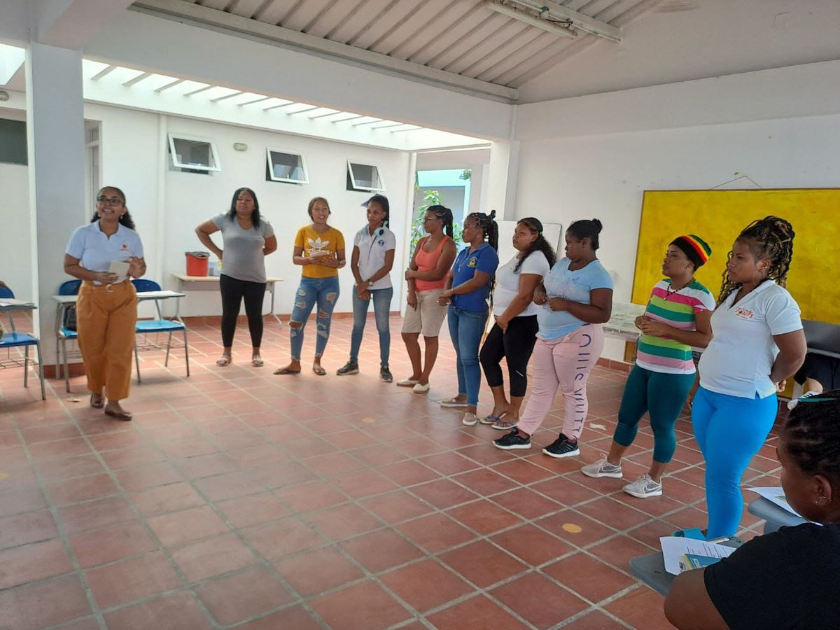 FunSerenadelMar's tweet image. Desde nuestro componente psicosocial, acompañamos a las mujeres de las comunidades aledañas que hacen parte del programa #ConstruimosALaPar con talleres de desarrollo en el ser como manejo de las emociones, resolución de conflictos, creación de hojas de vida.

#Cartagena