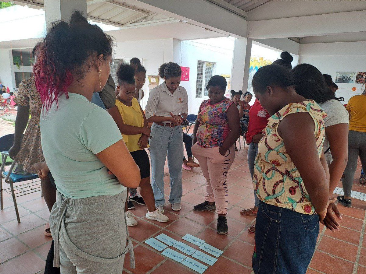 FunSerenadelMar's tweet image. Desde nuestro componente psicosocial, acompañamos a las mujeres de las comunidades aledañas que hacen parte del programa #ConstruimosALaPar con talleres de desarrollo en el ser como manejo de las emociones, resolución de conflictos, creación de hojas de vida.

#Cartagena