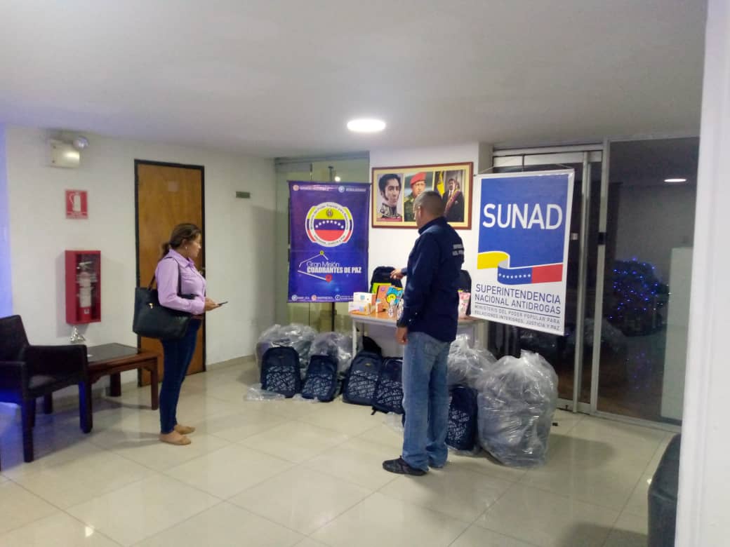 snantidrogas_ve's tweet photo. La Sunad recibió este #15Nov a la Alcaldesa del Mcpio Tocopero del Edo. Falcón, Yoli Blanco, quien recibió morrales con útiles escolares para niños y niñas, además de material de bioseguridad (alcohol y tapabocas) para toda la comunidad estudiantil de esta localidad. https://t.co/8Pn3FQ8WvO