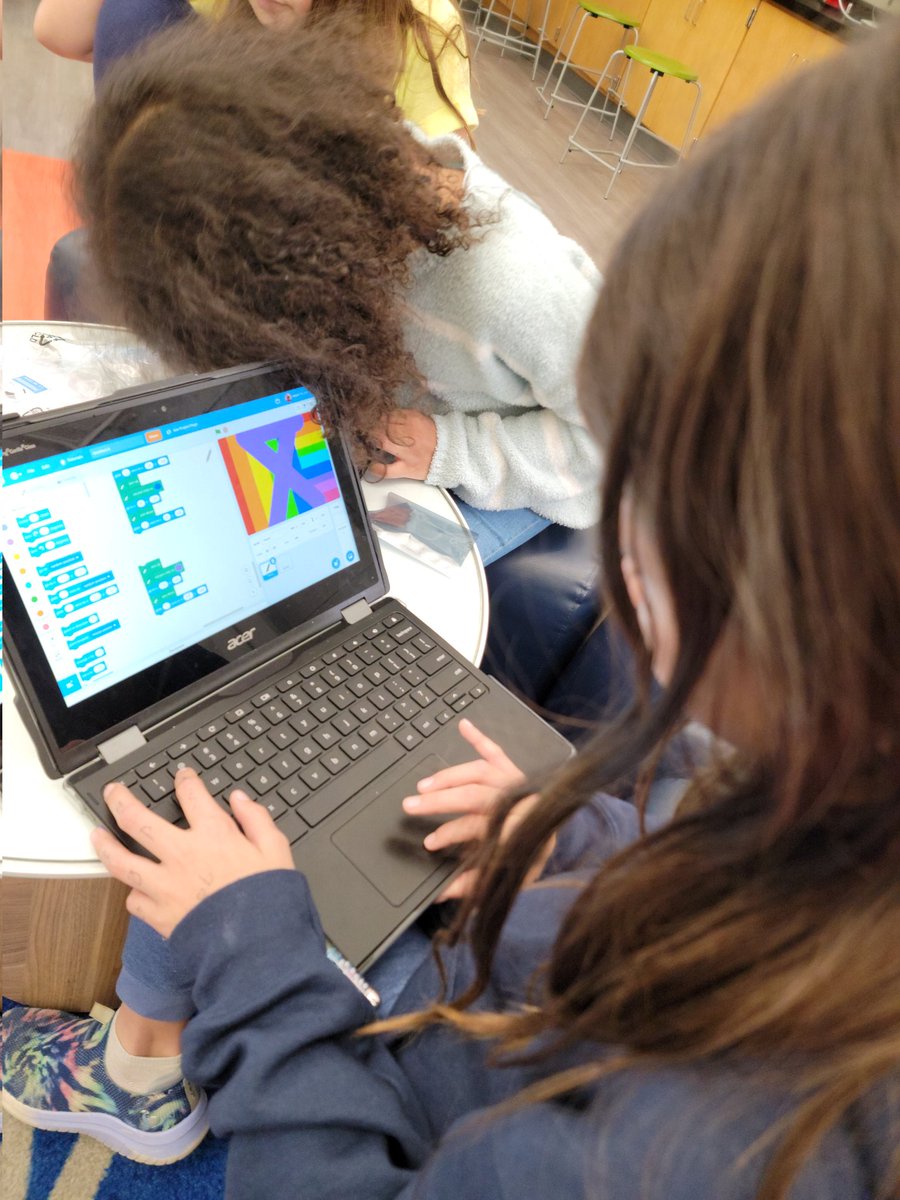 PittsClassroom's tweet photo. @GirlsWhoCode are getting ready for the @DeKalbSchoolsIT tech fair. @i2teachtechga @Carolina_Girl96 @wrightway99 @JW_InsTech @1KyiaClark https://t.co/12HKbuzKrM
