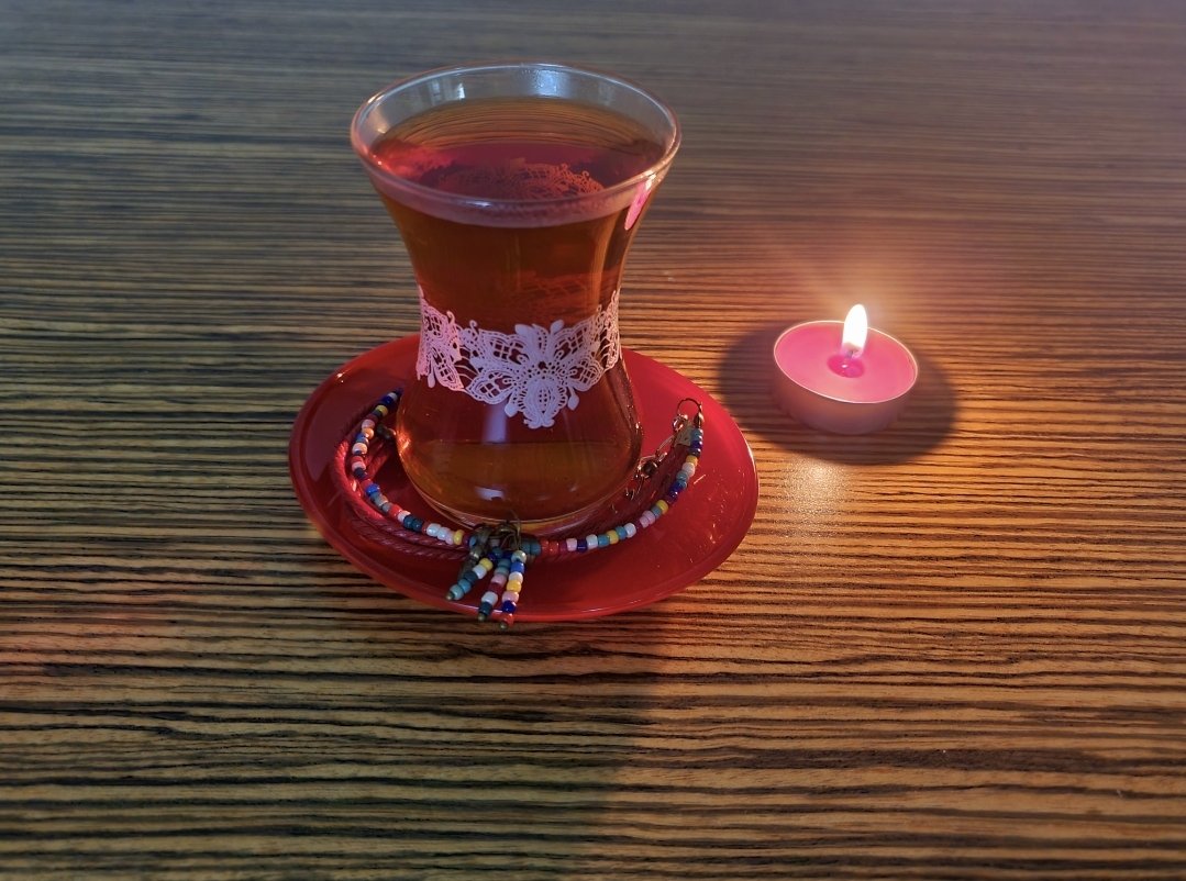 İnce belli bardakta çayın hazır desen,
Hırkamı giyip gelsem...