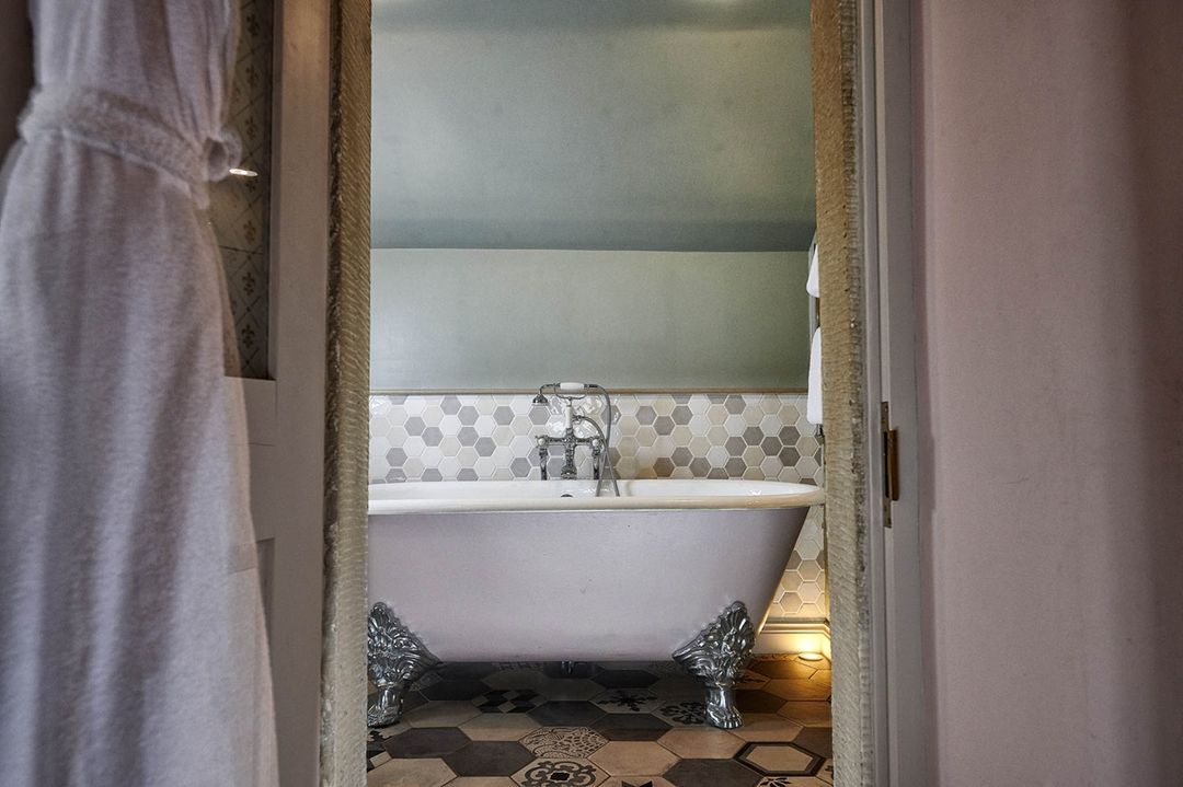 A clawfooted bathtub, a fluffy robe and finely-fragranced toiletries. Not so much a hotel bathroom... more your own relaxing spa. #ExpectExtraordinary #GreatInnsofEngland loom.ly/JE60UhI