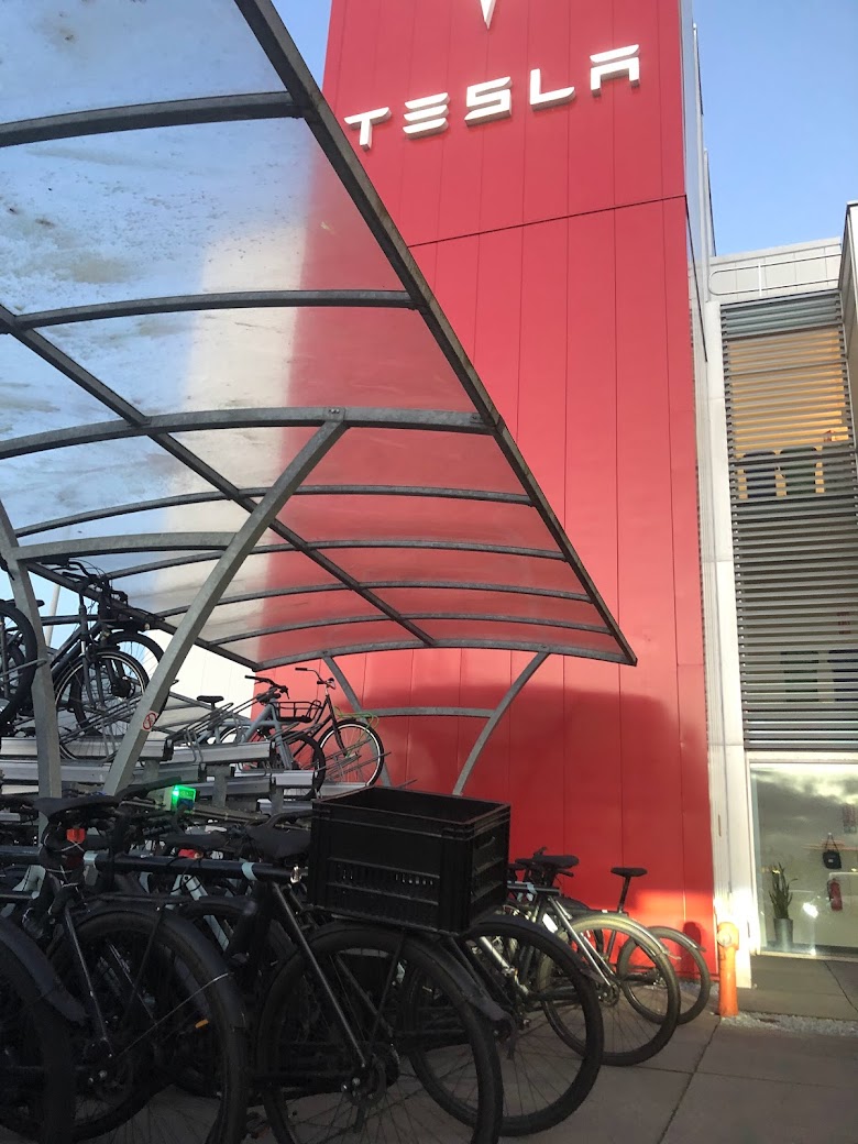 hbkwee's tweet photo. How cool would be a #Tesla Bike. Many Tesla A'dam employees travel to work by bike. In the bike shed, there's a striking number of hip Van Moof bikes.https://t.co/j48yZg730O I bet if 
@elonmusk develops a #Teslabike Tesla fans will line up to get their hands on one, including me! https://t.co/c55n692eI9