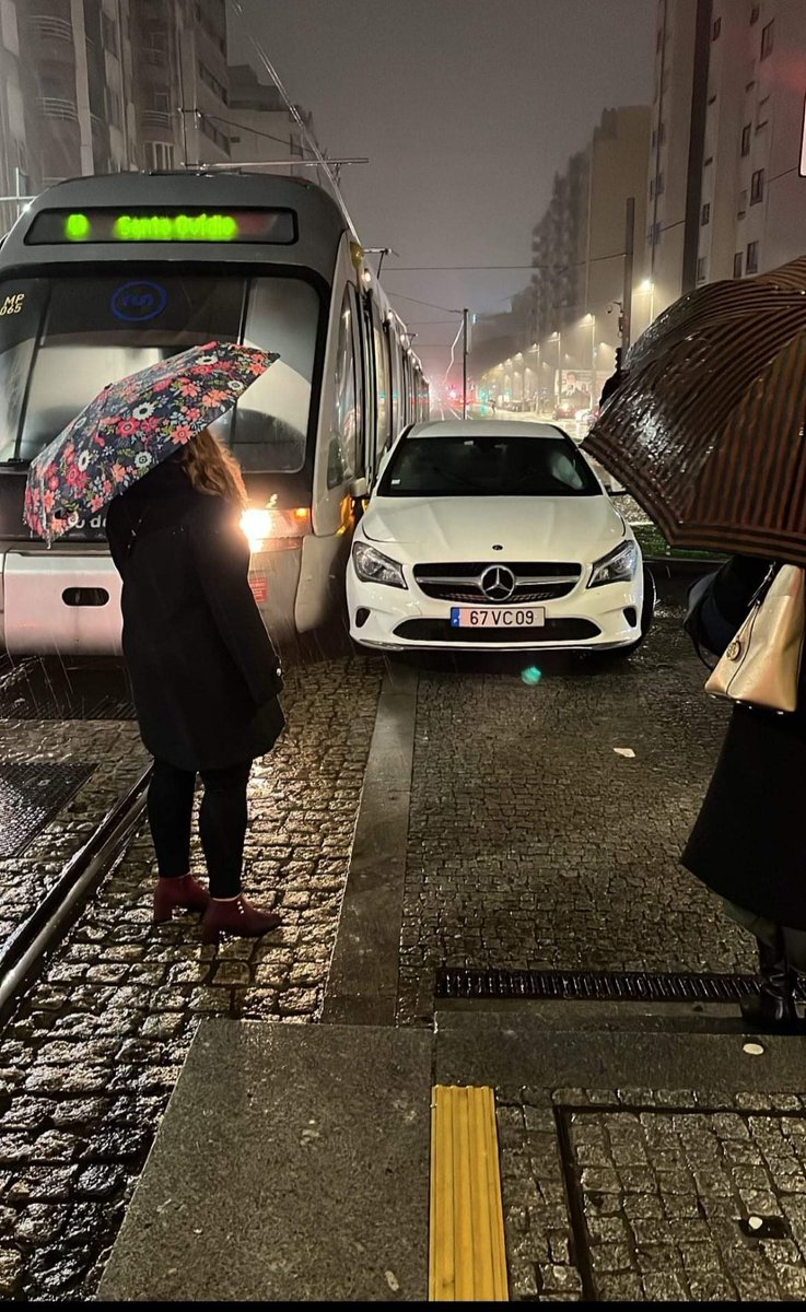 Simao_Jorgensen's tweet photo. Após 8h de trabalho, um gajo é obrigado a andar 2km a pé com chuva torrencial e a ficar em água porque este atrasado mental lembrou se que era dia de entupir a cidade toda https://t.co/vasBPGpkG2