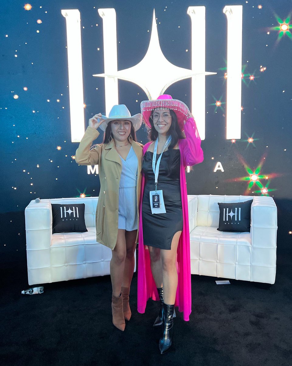 isalartista's tweet photo. A few of my favorite moments from this magical day at the #1111MediaSummit where our VR QUEEN 👑 aka my IRL sister @creatressart was the opening performance👏🏽👏🏽👏🏽
So proud of you for never giving up on your dream of being an artist can’t wait to see what lies ahead!
Slivving ✨ https://t.co/u0DCaNyFCB