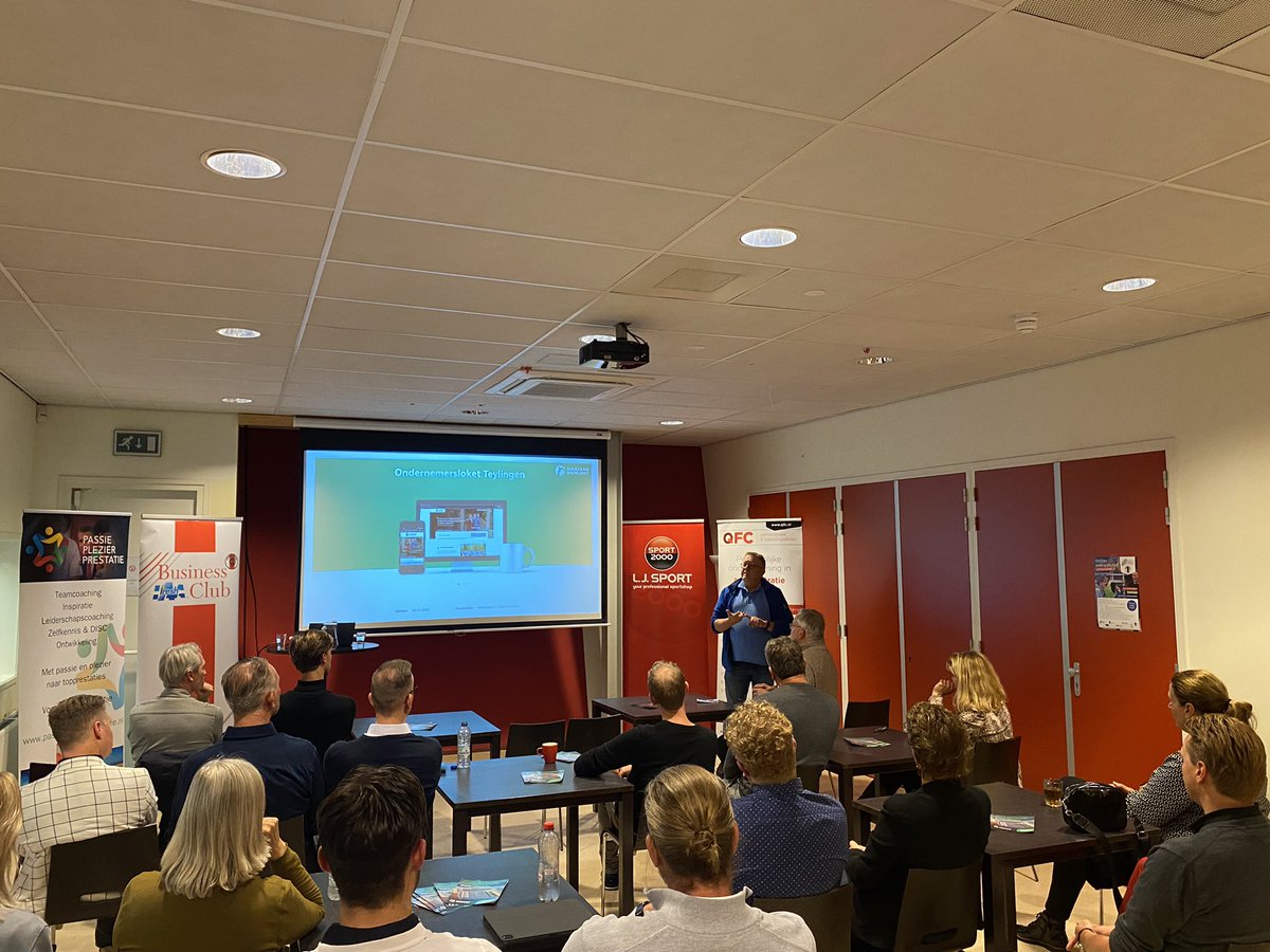 De avond over duurzamer ondernemen is gestart bij korfbalvereniging TOP. Rob de Mooij heet iedereen welkom en