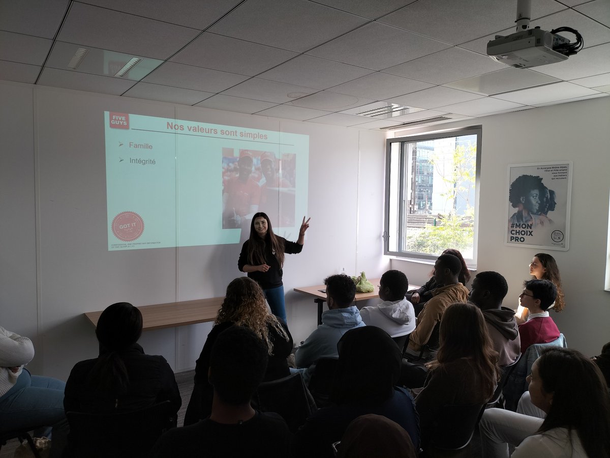 NadirBOUZEMBOUA's tweet photo. Le secteur de la restauration était à l'honneur au @poleemploi_ara #Lyon Part dieu. 

@FiveGuysFrance présent pour recruter des futurs collaborateurs, avec l'aide de @pole_emploi 

➕ de 20 candidats présents ! 

À la  🔑  une formation suivie d'une embauche 🤝

#tousmobilisés https://t.co/nWRaGppNBF