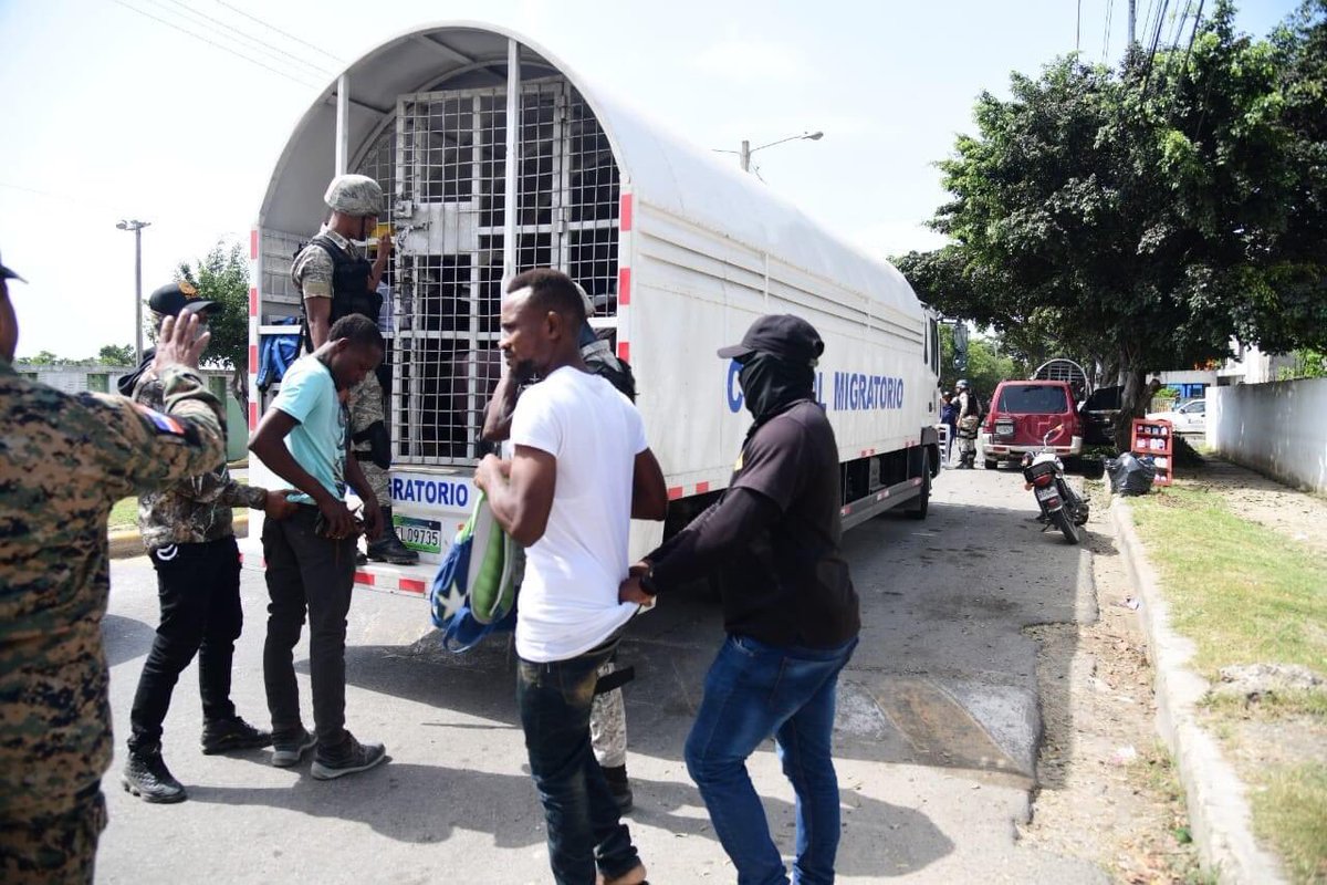 Kingboston305's tweet photo. La Cosa esta complicada por Los Haitianos que viven en República Dominicana. Bavaro,  puntacana  imigrasyon ap ranmase Ayisyen pou voye Ayiti. Epi bat yo mete souli, genyen ki mouri. https://t.co/cnZNXZ7Unl