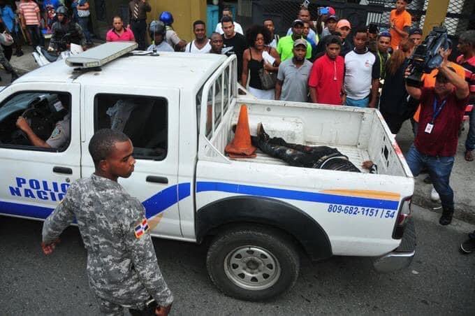 Kingboston305's tweet photo. La Cosa esta complicada por Los Haitianos que viven en República Dominicana. Bavaro,  puntacana  imigrasyon ap ranmase Ayisyen pou voye Ayiti. Epi bat yo mete souli, genyen ki mouri. https://t.co/cnZNXZ7Unl