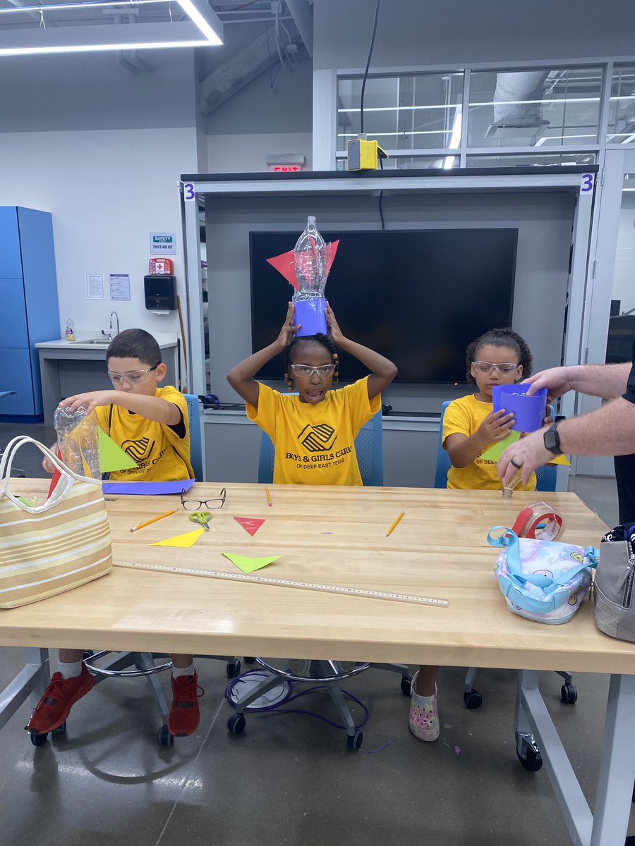 SFASTEMcenter's tweet photo. Elementary students from Nacogdoches Boys &amp; Girls Club learned about pill bugs, and had a blast building and testing their water rockets!

#SFASU #STEM #Biology #PillBugs #Engineering #Rockets #BoysandGirlsClub #ColeSTEMBuilding https://t.co/DgCx3d25o8
