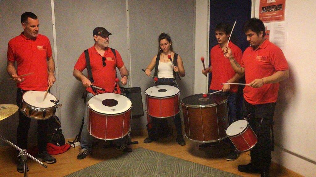 SolRePercussio's tweet photo. De tant en tant és moment de reunir-nos per treballar nous #ritmes, compartir coneixements i adquirir noves eines i recursos. 
.
L’equip de SolRe Percussió sempre avançant!
.
.
.
.
#SolRe #percussió #batucada #music #musica #drums #percussion #art #samba… https://t.co/O8cgEF6cYI https://t.co/7i7mH30Mv6