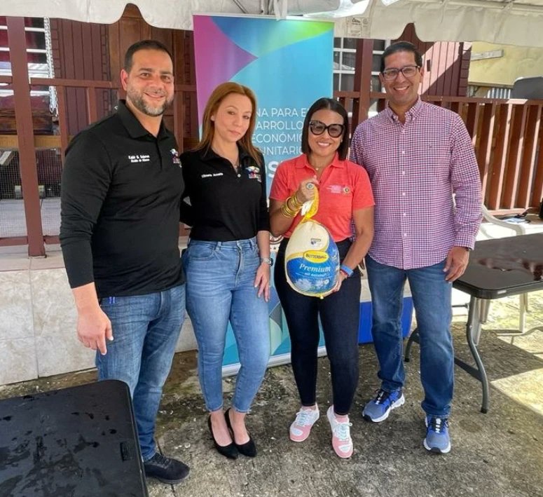 rodrzaguilo13's tweet photo. Añasco| Hoy visitamos la comunidad El Mayuco junto a nuestro alcalde, Kabir B. Solares  y la directora de #ODSEC  Thais Reyes en la repartición de pavos y compras para Acción de Gracias. https://t.co/SGUtKPw0QA