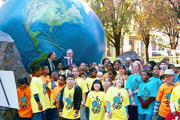 gisday's tweet photo. The first GIS Day celebration was on Nov. 18, 1999 at Murch Elementary School in Washington, D.C. 🏛 In attendance were Jack Dangermond of Esri, Dr. Roger Tomlinson, and a few dozen students eager to learn about GIS. Read more about the origins of #GISDay: https://t.co/mH64hjDFEk https://t.co/s3Cjs2vac2