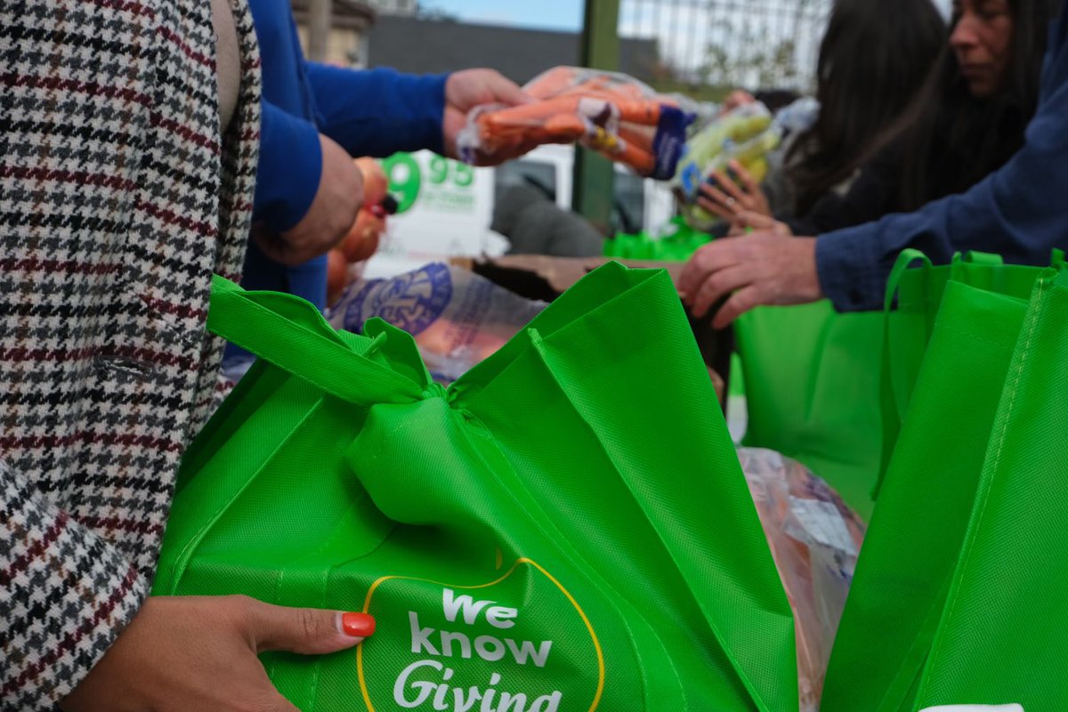 All smiles today in Staten Island with <a href="/SIBPVito/">Staten Island Borough President Vito J. Fossella</a> &amp; <a href="/CHASINYC/">CHASI</a> for Day 3 of our Week of Giving 💚

👉  Join us #intheBronx tomorrow at the Bronx River Houses starting at 1pm!
