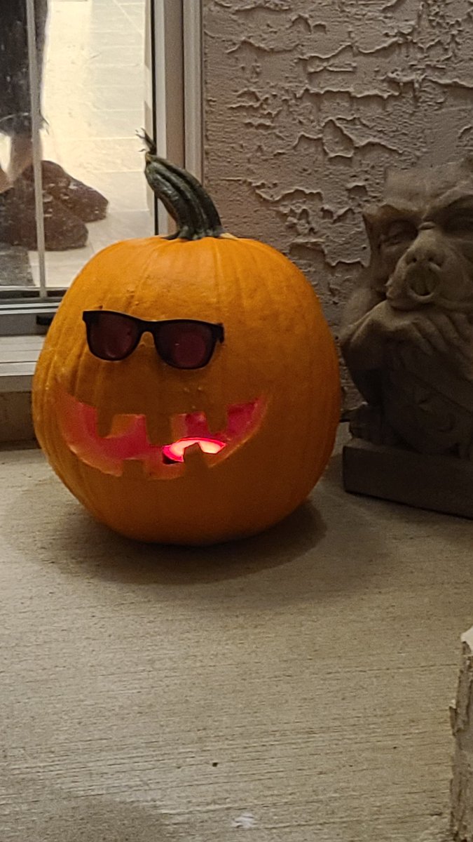 Balexis_17's tweet photo. Found this cool pumpkin when taking my daughter trick or treating 😅 https://t.co/G1d4cwvy3c