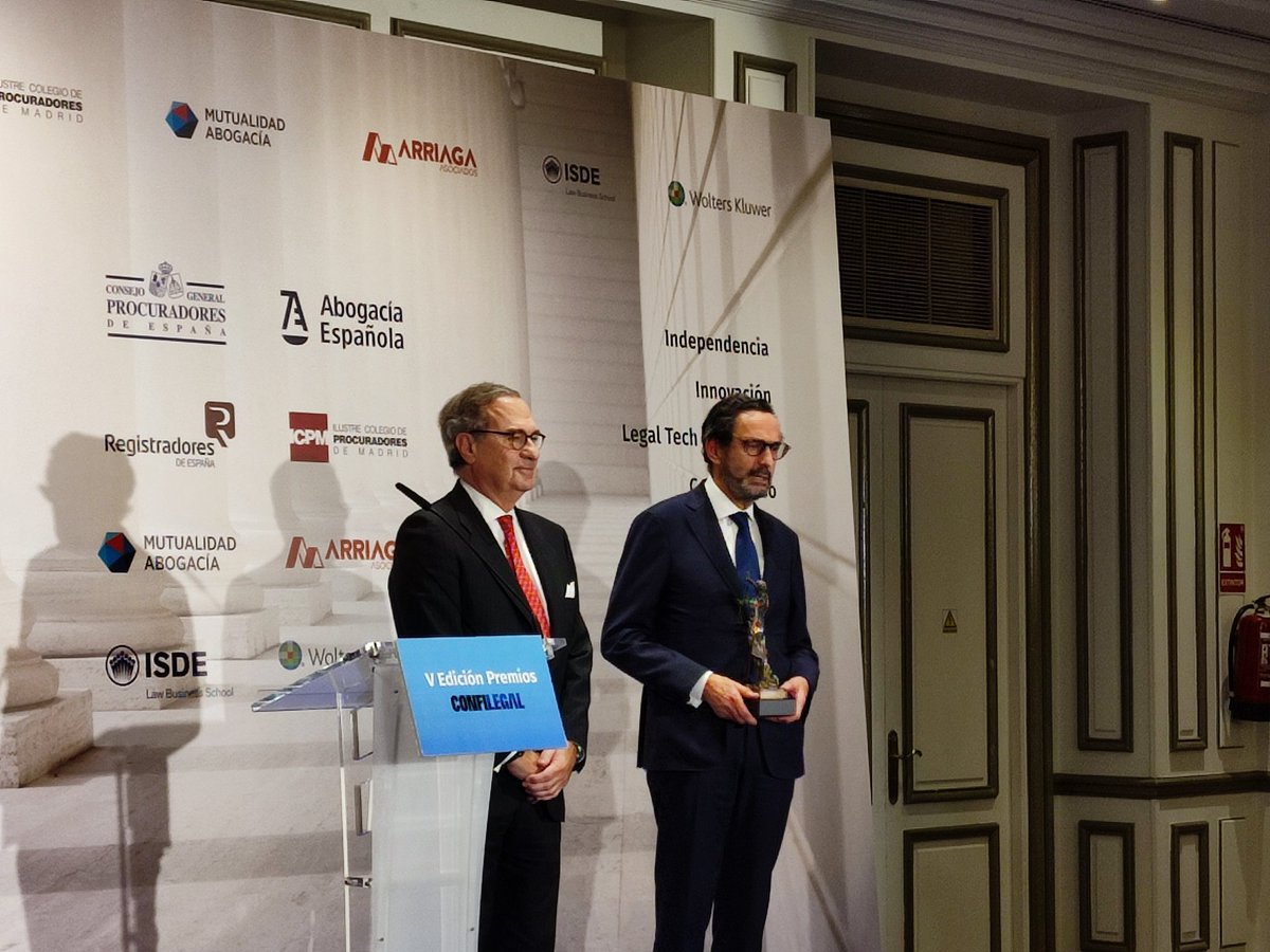 Confilegal's tweet photo. El premio a la INNOVACIÓN es para la Fundación Mutualidad Abogacía.
 
Recoge el premio Enrique Sanz Fernández-Lomana, presidente de la Fundación. Entrega José María Alonso, decano del @icam_es
 
#PremiosConfilegal https://t.co/VzCy4etSCd
