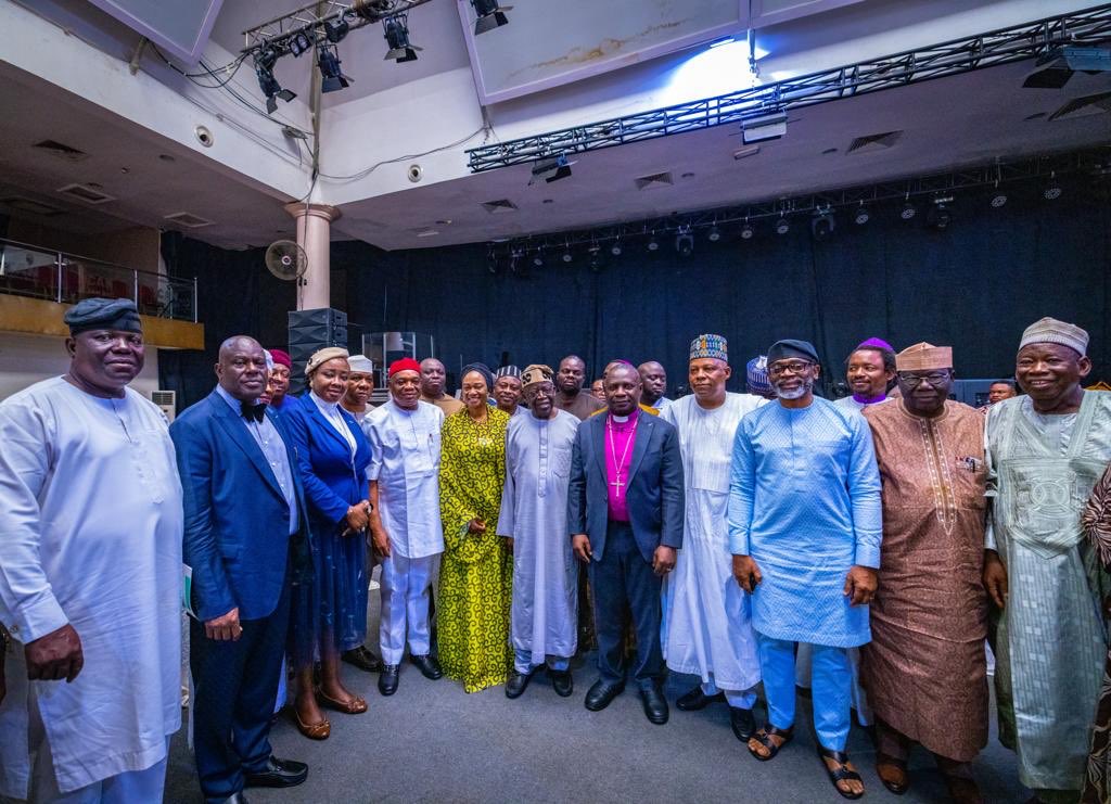 muslimnews_NG's tweet photo. During its 2nd leg dialogue in Abuja today, @cannigeria presented its 'Charter for Future Nigeria' to @officialABAT, a Muslim. Despite this, #Tinubu has yet to meet with either @NSCIAng or #MUSWEN in the interest of the Muslims, just 3 months b4 #2023Elections. #CANMeetsAsiwaju https://t.co/FUEmqjkw92