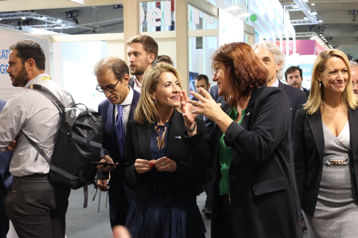 laiabonetrull's tweet photo. Avançar cap a la ciutat del futur passa per una mobilitat sostenible i per apostar decididament pel Transport Públic.
Amb la ministra @raquelsjimenez hem estat visitant l’#SCWEC22 empreses i organitzacions que ho fan possible. https://t.co/rU97lrGaXZ