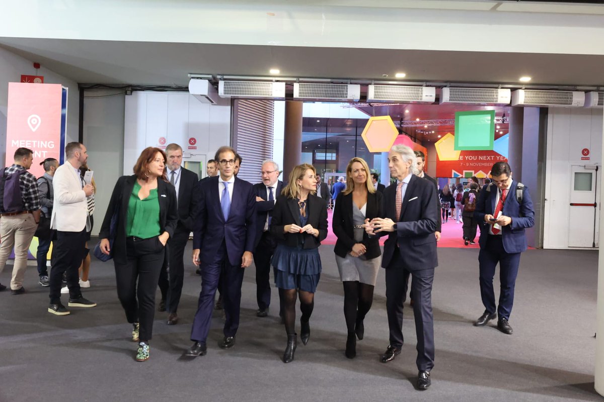 laiabonetrull's tweet photo. Avançar cap a la ciutat del futur passa per una mobilitat sostenible i per apostar decididament pel Transport Públic.
Amb la ministra @raquelsjimenez hem estat visitant l’#SCWEC22 empreses i organitzacions que ho fan possible. https://t.co/rU97lrGaXZ