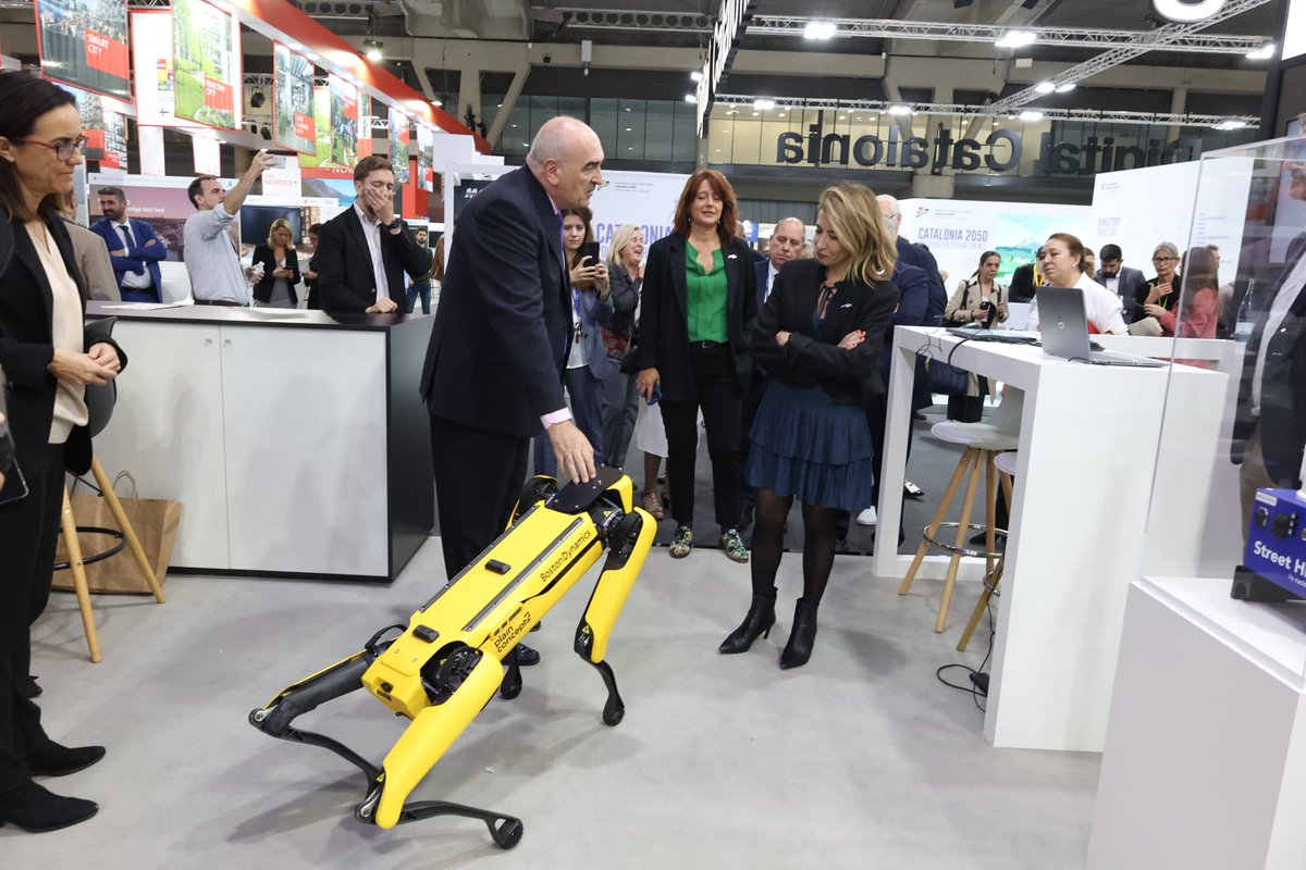 laiabonetrull's tweet photo. Avançar cap a la ciutat del futur passa per una mobilitat sostenible i per apostar decididament pel Transport Públic.
Amb la ministra @raquelsjimenez hem estat visitant l’#SCWEC22 empreses i organitzacions que ho fan possible. https://t.co/rU97lrGaXZ