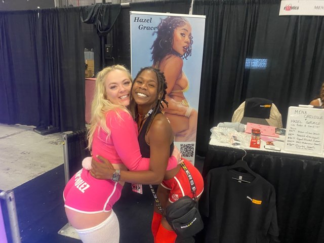 Exxxotica was awesome! I had an amazing time🤤 Thank you beauties for showing me so much love🥰😘 @diosaoflove1