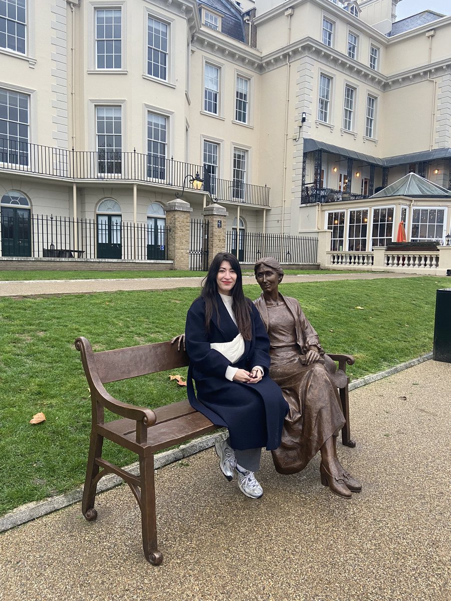 iqmoreira's tweet photo. @VWoolfStatue Thank you for the reply! We found it on pure luck, saw the unveiling and everything 🥰 we sat on that bench so many times before, couldn’t have picked a better spot. https://t.co/DRg7WBFMg0
