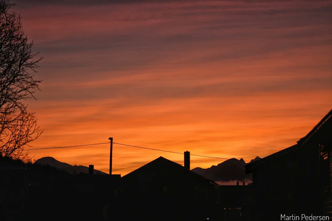 MartinP140387's tweet photo. Sunset and half-moon from yesterday in Tromsø. 
#sunset #sunsetphotography #halfmoon #moon #Tromsø #ThePhotoHour #canonphotography #StormHour https://t.co/u5S0zEbJuB