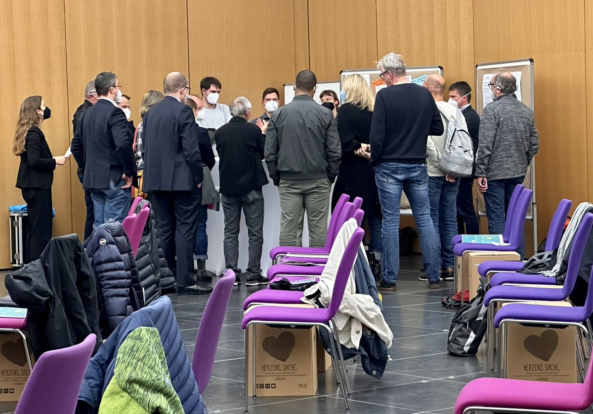schaderstiftung's tweet photo. Intensive Diskussionen im #Schader-Forum in großer Runde. An den drei Thementischen geht es in Details; #Prosuming Fördermöglichkeiten #Energieeffizienz Immobiliensanierung Energiealternativen etc. Danke an @h_da #s_ne für diese gemeinsame Abschlussveranstaltung - es geht weiter! https://t.co/18la6VftdZ