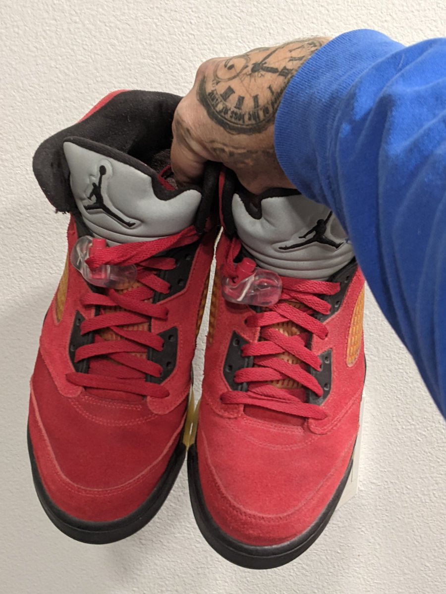 JJayPearlman's tweet photo. 2009 AJ5 Red Raging Bulls definitely ignited my passion. At the time, I was working at Champs &amp; my manager &amp; I went down to Foot Locker. They had 1 size 10 left of the Raging Bull pack. We split it &amp; I got the reds, my favorite pair to this day. #Size10  #atmoscollectorsclub https://t.co/fOCsMRRpsZ
