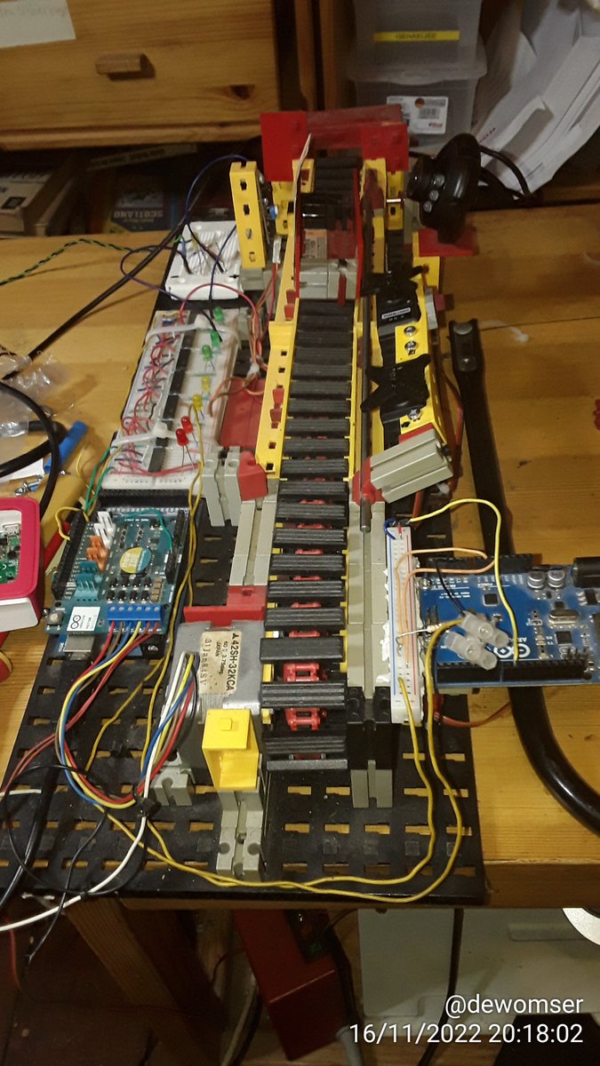 dewomser's tweet photo. 🆕 Servo-Bearbeitungsstation ist fertig. Station 1 ist verdrahtet und getestet. Steuerung über Arduino.
Am Einlauf ist der Barcodescanner mit der USB-Cam und #Rapberrypi .
Auf dem langen Breadboard ist das Schieberegister. https://t.co/4Kz5SNpJcV