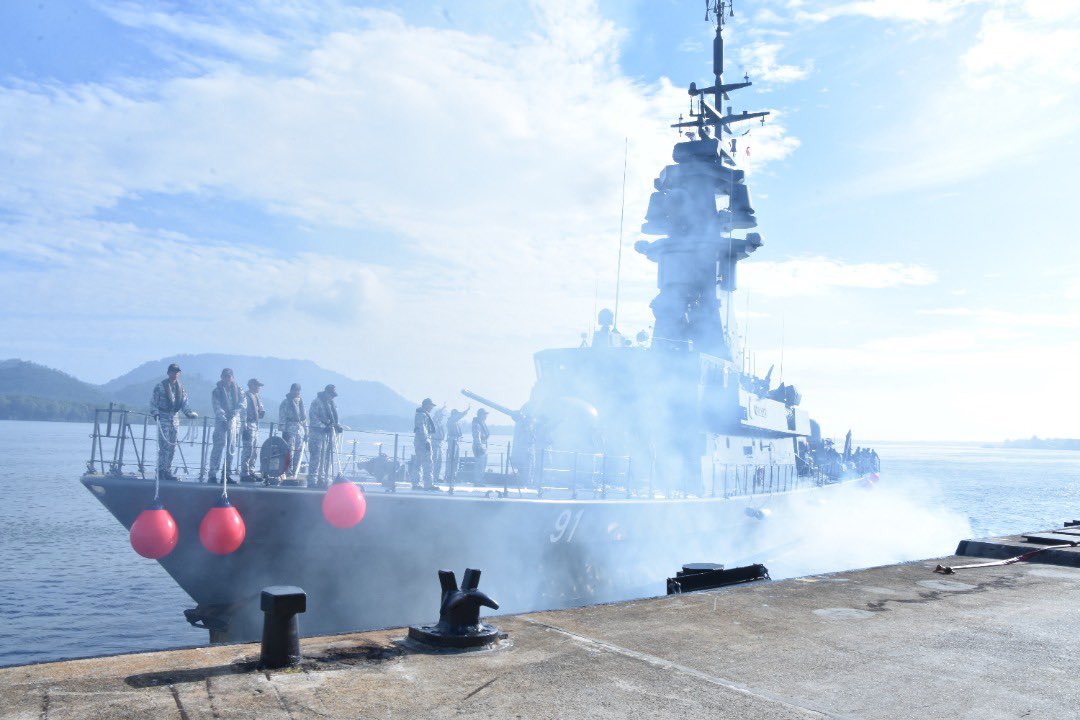 WarshipCam's tweet photo. Republic of Singapore Navy Formidable-class frigate RSS Supreme (73) and Victory-class corvettes RSS Valiant (P91) and RSS Vigor (P92) leaving Lumut Naval Base in Malaysia - November 16, 2022 #rssvaliant #rssvigour #rsssupreme #p91 #p92
SRC: TW-@MPA_Barat https://t.co/hncHkJkeFT
