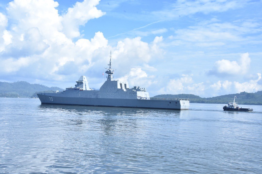 WarshipCam's tweet photo. Republic of Singapore Navy Formidable-class frigate RSS Supreme (73) and Victory-class corvettes RSS Valiant (P91) and RSS Vigor (P92) leaving Lumut Naval Base in Malaysia - November 16, 2022 #rssvaliant #rssvigour #rsssupreme #p91 #p92
SRC: TW-@MPA_Barat https://t.co/hncHkJkeFT