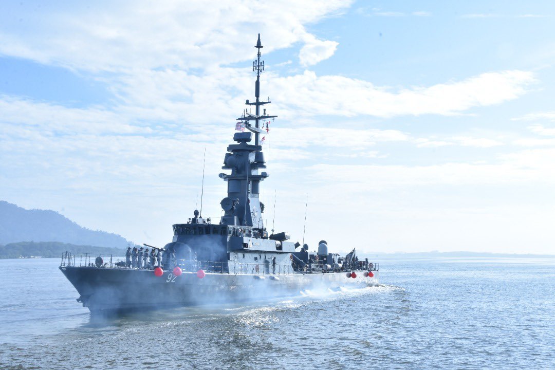 WarshipCam's tweet photo. Republic of Singapore Navy Formidable-class frigate RSS Supreme (73) and Victory-class corvettes RSS Valiant (P91) and RSS Vigor (P92) leaving Lumut Naval Base in Malaysia - November 16, 2022 #rssvaliant #rssvigour #rsssupreme #p91 #p92
SRC: TW-@MPA_Barat https://t.co/hncHkJkeFT