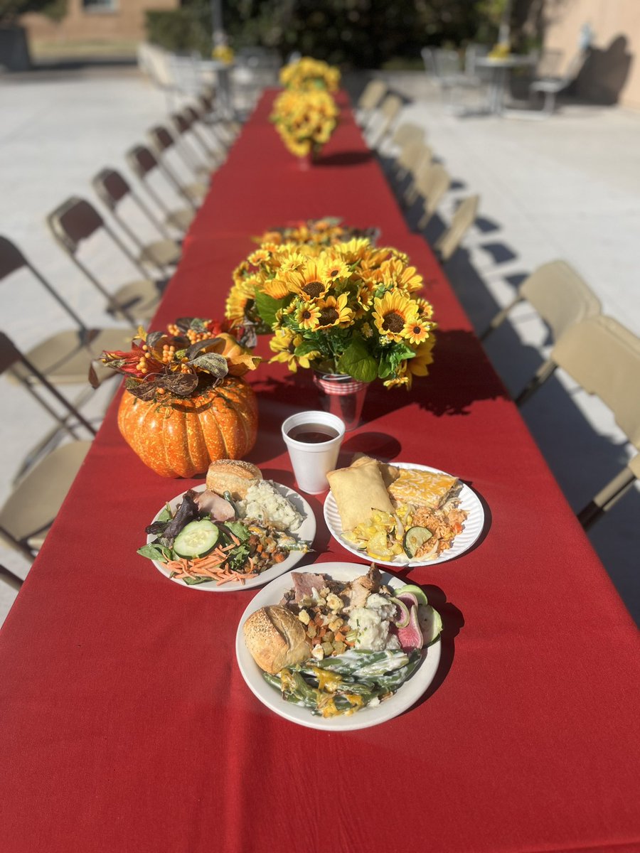 Friendsgiving at La Posada has arrived 🥰🍁 

Come try some delicious food and make sure to bring your friends for the ultimate Friendsgiving experience!