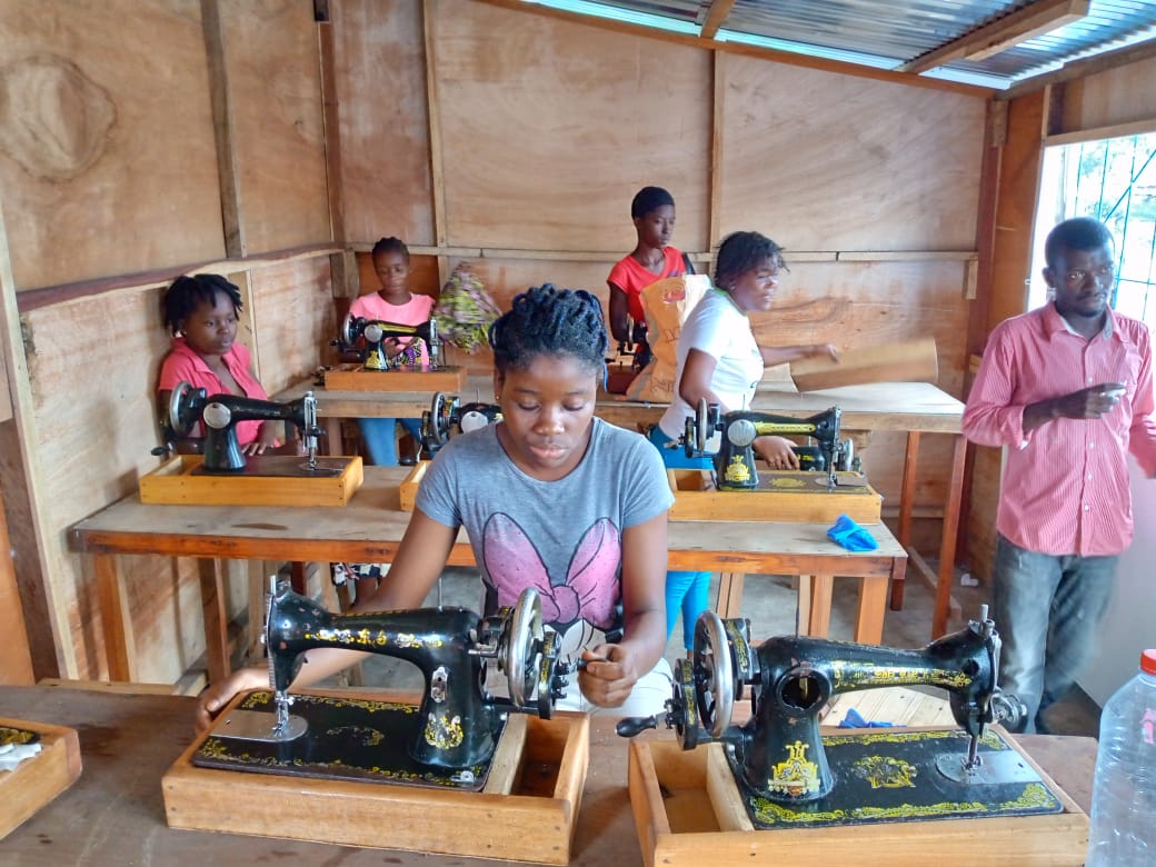 AideOrphelin's tweet photo. Le centre de formation en couture fonctionne très bien ! Preuve en images :)

Prochain projet : le Noël de plusieurs dizaines d'orphelins..

Merci pour votre soutien ❤️ https://t.co/I80nlF9lIP