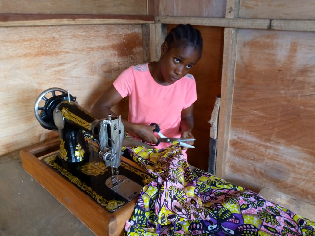 AideOrphelin's tweet photo. Le centre de formation en couture fonctionne très bien ! Preuve en images :)

Prochain projet : le Noël de plusieurs dizaines d'orphelins..

Merci pour votre soutien ❤️ https://t.co/I80nlF9lIP