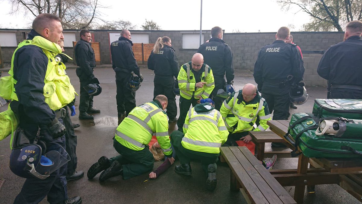 steve_paramedic's tweet photo. What an amazing day of CPD training with @WastMrt alongside @PoliceMedics @swpolice looking at how we can work together to provide excellent patient care. Amazing bunch of officers and medics thanks @anthonyfrenchc for helping organise it all. https://t.co/WYKeVGUYPE